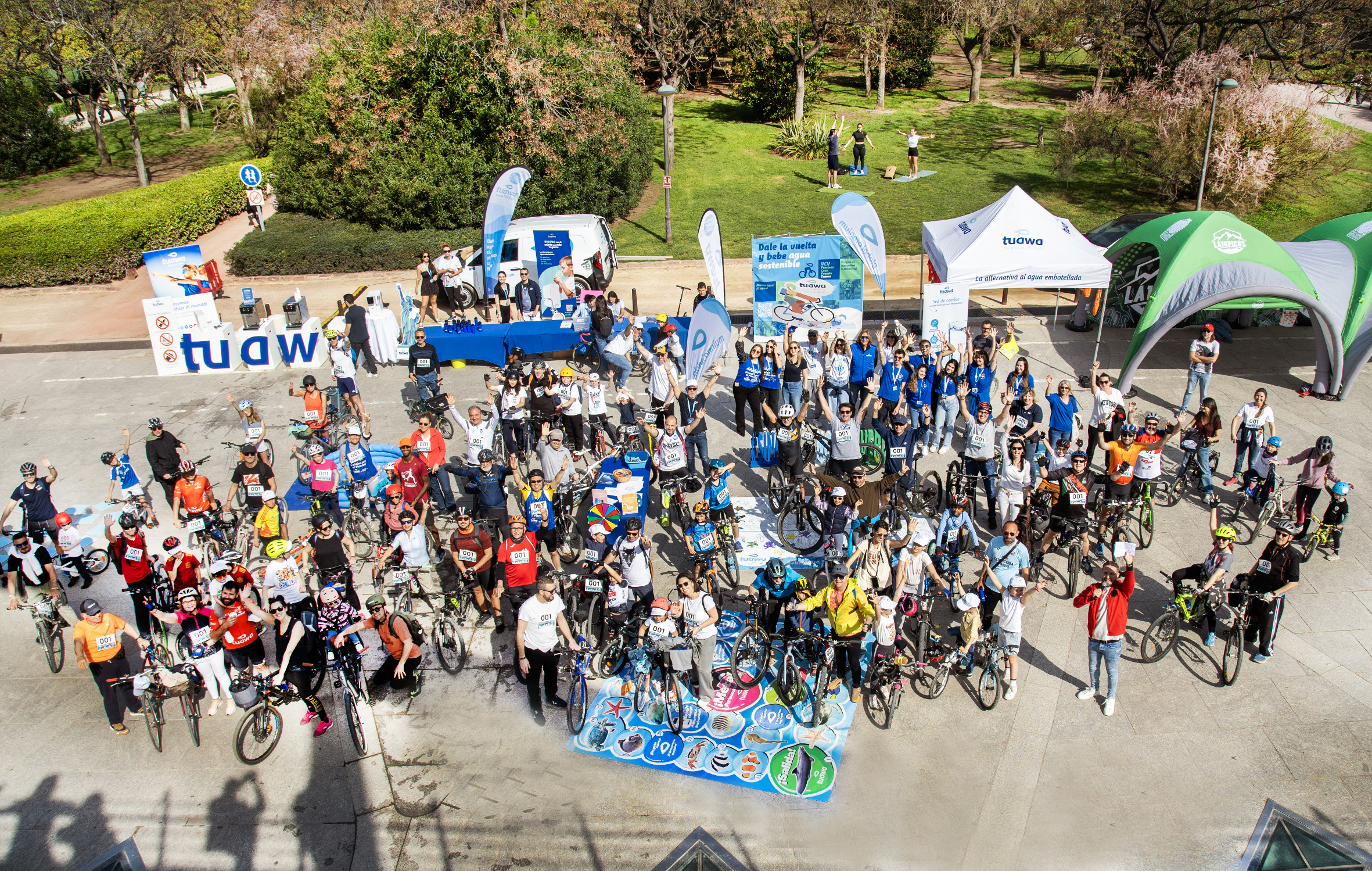 Evento ciclista organizado por Tuawa para fomentar el consumo de agua sostenible, con participación ciudadana y puntos de hidratación en Valencia