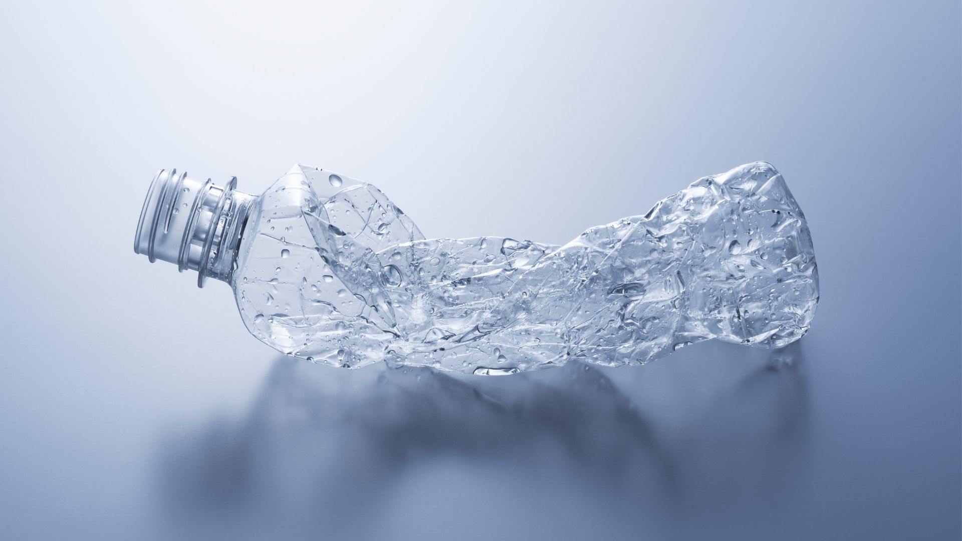 Comparativa entre agua filtrada y agua embotellada: impacto ambiental, precio y beneficios para la salud